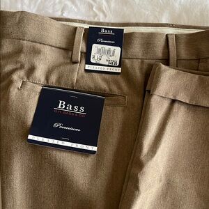 Bass Khaki Pleated Front Men's Pants